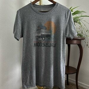 Moose Jaw traveler gray t-shirt size large